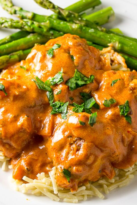 We're using light, tender juicy chicken meatballs in this version of Hungarian paprikash chicken. Same delicious (and fairly traditional) paprikash sauce though. Ready in 30 minutes. Hungarian Meatballs, Hungarian Paprikash, Hungarian Chicken Paprikash, Recipes Meatballs, Hungarian Chicken, Chicken Paprikash, Honey Lime Chicken, Hungarian Food, Hungarian Cuisine