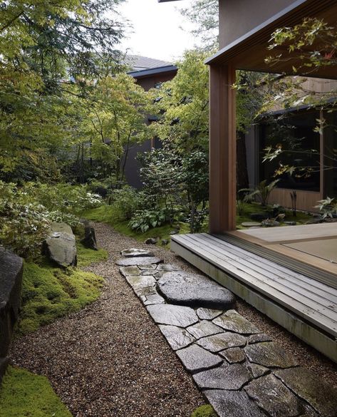 Japanese Victorian House, Japanese Courtyard Garden, Japanese Courtyard, Small Japanese Garden, Japanese Garden Landscape, Step Stones, Japan Garden, House Backyard, Japanese Garden Design