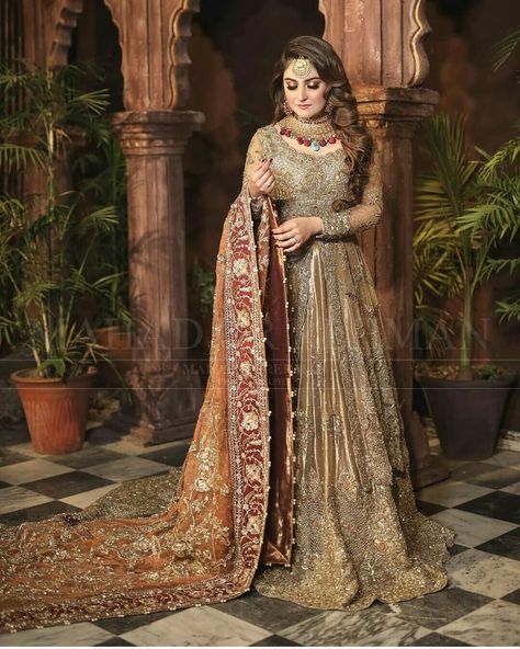 Hiba Qadir, Farshi Gharara, Hiba Bukhari, Bridle Dress, Asian Bridal Wear, Bridal Mehndi Dresses, Red Bridal Dress, Resham Work, Orange Chiffon