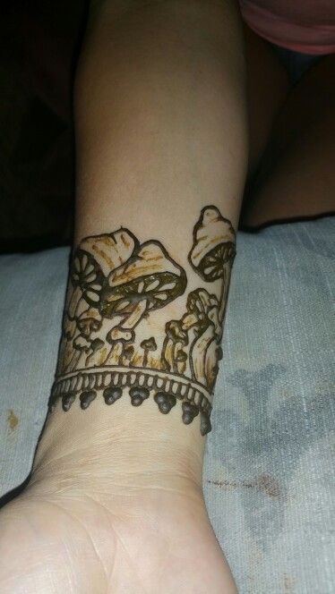 Mushroom Henna Tattoo, Mushroom Henna Designs, Henna Mushroom, Whimsical Henna, Mushroom Henna, Henna Practice, Nature Mushrooms, Thigh Henna, Cool Henna