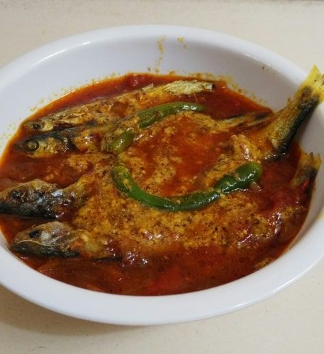 Fish recipe is very easy and common in West Bengal. From very early stages they start eating fish. Tiny fish contain more phosphorus then large fish. It has less cholesterol. I prefer to eat small fish. But it is difficult to cut and dressing. Gluten Free Chilli, How To Make Fish, Fish Curry Recipe, Eating Fish, 30 Min Meals, Tiny Fish, Tamarind Paste, Fish Recipe, Gluten Free Rice