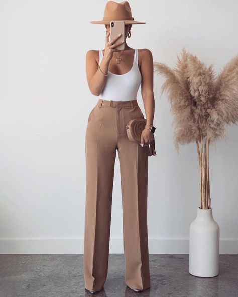 Sophisticated Style Women, Camel Pants Outfit, Summer Chic Outfit, Slacks Outfit, Long Cardigan Outfit, Khaki Pants Outfit, Khakis Outfit, Casual Work Outfits Women, Khaki Trousers