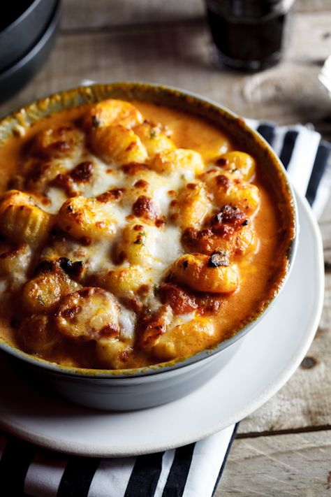 Baked gnocchi with bacon, tomatoes and mozzarella Gnocchi With Bacon, Tomatoes And Mozzarella, Tomato And Mozzarella, Baked Gnocchi, Bacon Tomato, Gnocchi Recipes, Comfort Foods, Gnocchi, I Love Food