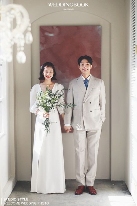 Light Yellow Weddings, Burgundy Color Scheme, Wedding Korean, Wedding Korea, Burgundy Wedding Colors, Korean Wedding Dress, Yellow Wedding Theme, Minimal Wedding Dress, Korea Wedding