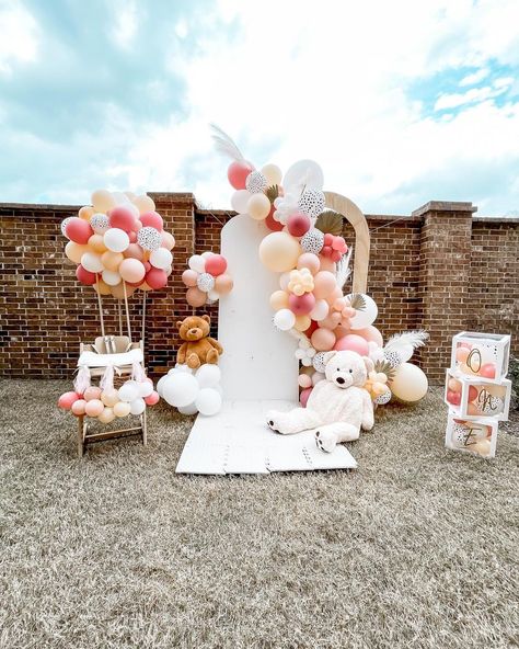 Beary First Birthday Balloon Arch, Beary First Birthday Girl, Beary First Birthday, Baby First Birthday Themes, First Birthday Balloons, First Birthday Girl, Teddy Bear Party, Baby Theme, Balloon Display