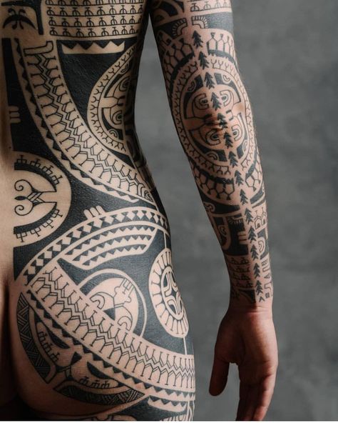 А.Р.Т. on Instagram: “By @babakhintatau _____________________ #ttt #tttism #traditionaltattoos #traditionaltattoo #radtattoos #tattooselection #tattooart…” Calf Tattoo Ideas, Ethnic Tattoo, Men's Tattoos, Nice Tattoos, Armband Tattoo Design, Blackwork Patterns, Muster Tattoos, Tattoo Fails, Full Body Tattoo