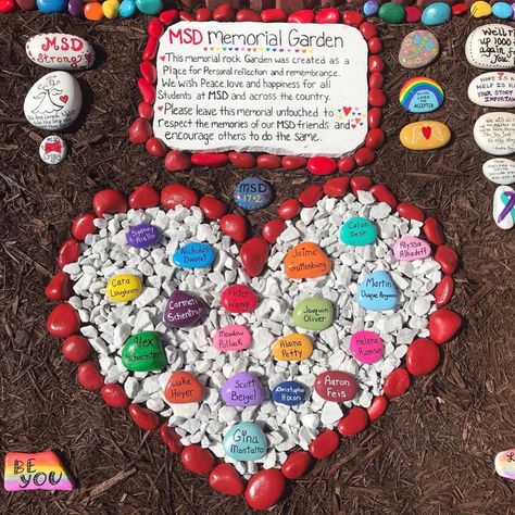 Rock Memorial Garden, Heart Rock Garden, Memorial Rock Garden Ideas, Kindness Rock Garden, Memorial Altar, Diy Rock Garden, Rock Crafts Diy, Garden Memorial, Memory Garden