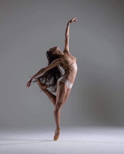 Pointe Shoes Photography, Ballet Dance Photography, Dance Picture Poses, Dance Photography Poses, Ballet Poses, Dance Like No One Is Watching, Female Pose Reference, Body Reference Poses, Ballet Photography