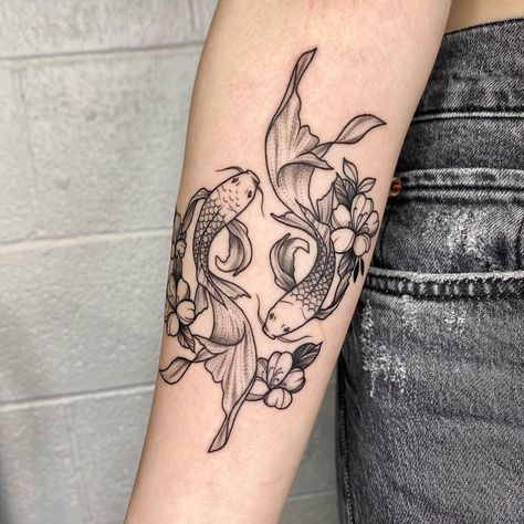 Matching Pisces Fish Tattoo, Pisces Daffodil Tattoo, Cool Drawings For Tattoos, Big Pisces Tattoo, Pices Zodiac Tattoo Koi Fish, Women Koi Fish Tattoo, Small Coyfish Tattoo, Pisces Forearm Tattoo Women, Koi Pisces Tattoo