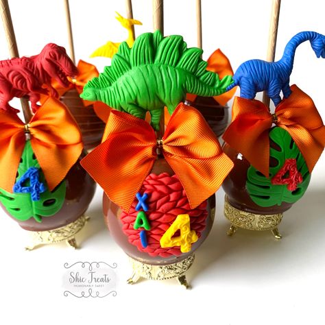 Dinosaur Candy Apples, Gourmet Candy Apples, Candied Apples, Dinosaur Birthday Theme, Gourmet Caramel Apples, Candy Apple Recipe, Apple Candy, Caramel Apples Recipe, Chocolate Covered Apples