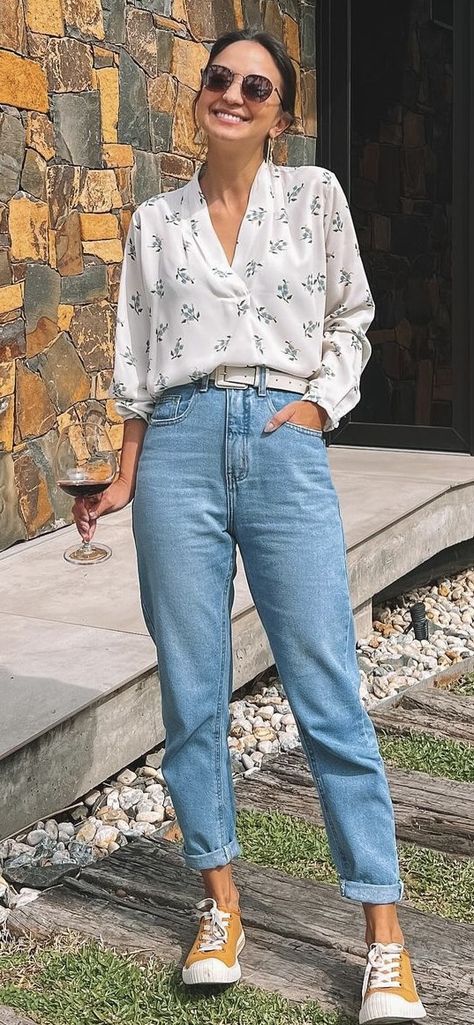 Light Mom Jeans Outfit, Outfit Con Jean Claro, Clear Jeans, Outfits Con Jeans, Blue Mom Jeans, Mom Jeans Outfit, Jeans Claro, Jeans Outfit Casual, Casual Jeans