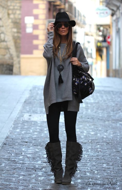 Fringe Boots Outfit, How To Wear Uggs, Look Legging, Woman In Black, Estilo Hippie, Mode Boho, Fringe Boots, Outfits With Hats, Urban Chic