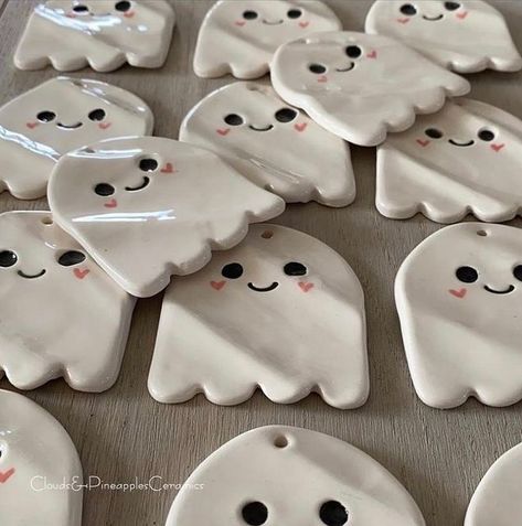 Model Magic Ghost, Salt Dough Ghosts, Air Clay Halloween, Halloween Craft Fair Ideas, Halloween Clay Projects, Halloween Craft Ideas For Adults, Clay Halloween Ideas, Clay Halloween Decorations, Clay Ghost Diy