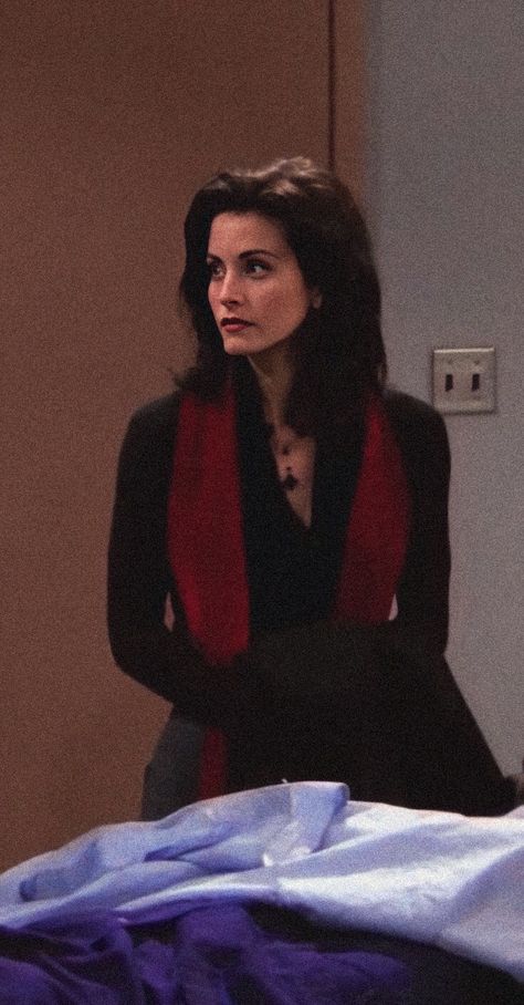 Monica Geller Outfits Red, Monika Geller Outfits, Monica Geller Wallpaper, Monica Geller Friends, Monica Outfits, Monica Geller Outfits, Monica Friends, Friends Monica, Monica And Chandler