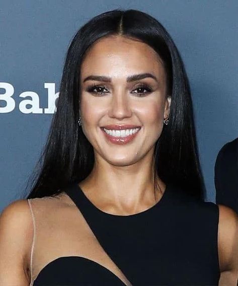 Jessica Alba Jessica Alba Hair, Black Hairstyle, Straight Black Hair, Thick Hair Styles Medium, Straighten Iron, All Hairstyles, New Hairstyle, Hair Density, Jessica Alba