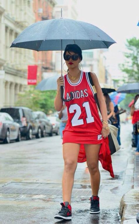 Rih Tomboy Outfit Ideas, Looks Rihanna, Masculine Clothing, Winter Grunge, Tomboy Look, Jersey Fashion, Rihanna Outfits, Rihanna Style, Moda Paris