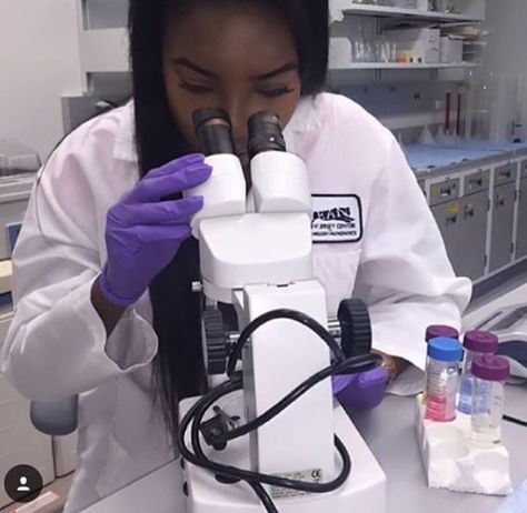 Pinterest@richardss0983 Surgeon Aesthetic Female, Black Women Doctors, Black Pharmacist, Biomedical Scientist, Nurse Girl, Girl Scientists, Nursing Goals, College Vision Board, Nurse Inspiration