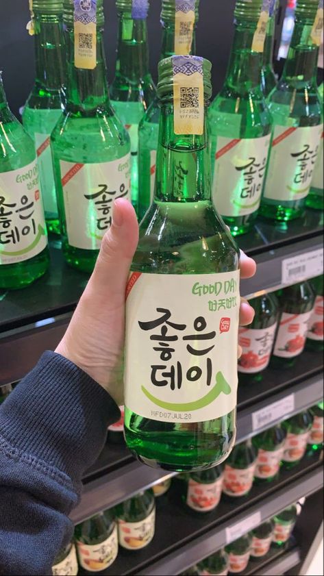 Soju Aesthetic, Korean Drinks Recipe, Jinro Soju, Korean Soju, Korean Drinks, Pretty Alcoholic Drinks, Food O, Halloween Drinks, Fruit Drinks