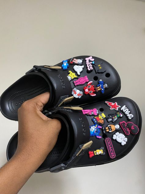 Black Croc Aesthetic, Black Crocs Charms, Croc Jibbitz Ideas Black Crocs, Crocks Jibbitz, Croc Outfits Black Women, Black Crocs With Charms, Black Crocs Aesthetic, Black Crocs With Jibbitz, Croc Charms Ideas