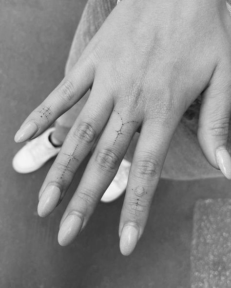 Sofia Richie Finger Tattoo, Dainty Thumb Tattoos, Tattoo Ring Ideas, Ring Finger Tattoo For Women, Fine Line Finger Tattoo, Fine Line Ornamental Tattoo, Finger Tattoo Ring, Fine Line Hand Tattoo, Dainty Finger Tattoos