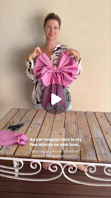 Tanya Barbariol née Shaw - Oh Flora Studio on Instagram: "Two Minute No-Sew Bow 🎀  For Christmas, weddings or dreamy soirées… the giant bow is well and truly making a comeback right now.  And as a long time lover of the bow, I’m not mad about it.  Never did I think I’d be sharing “crafting” with you, but here we are.. I had quite a few DM requests to give the bow a permanent place on my feed, so I re-filmed it with better light 🤣  Be sure to save if you wanna make bows but don’t know how to use a machine or just have limited time like myself 💁‍♀️🎀   I didn’t follow a tutorial for this, so there may be better/other ways of creating a bow, but I really liked the result for something quick, beautiful, and toddler mum friendly 😅  And if you make one, tag me, I wanna see!" Wedding Bows Diy, Fabric Bow Tutorial, Sew Bow, No Sew Bow, Big Bow Dress, Bow Making Tutorials, Bow Garland, Diy Tulle, Make Bows