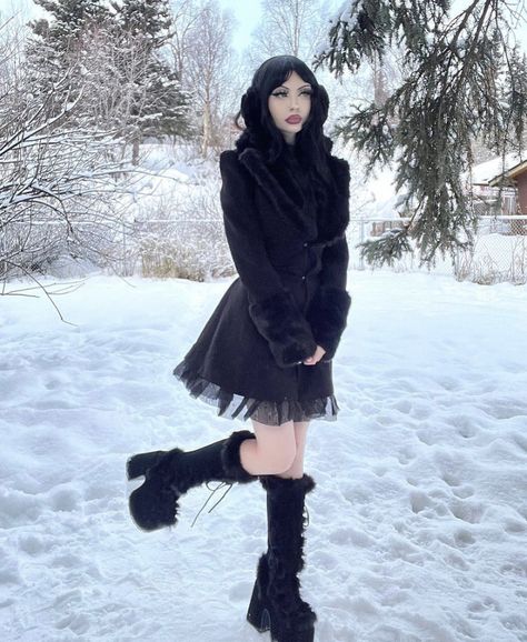 Gothic Winter Outfit, Earmuffs Outfit, Goth Fits, Winter Outfits Snow, Goth Christmas, Cold Fashion, All Black Fashion, Rock Outfits, Alt Fashion