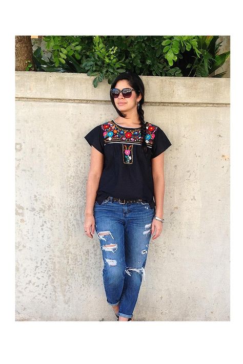 Mexican Top Outfit, Mexican Blouse Outfit, Mexican Outfit Ideas, Mexican Tops, Outfit Mexicano, Mexican Clothing, Sarah Nicole, Mexican Embroidered Dress, Mexican Shirts