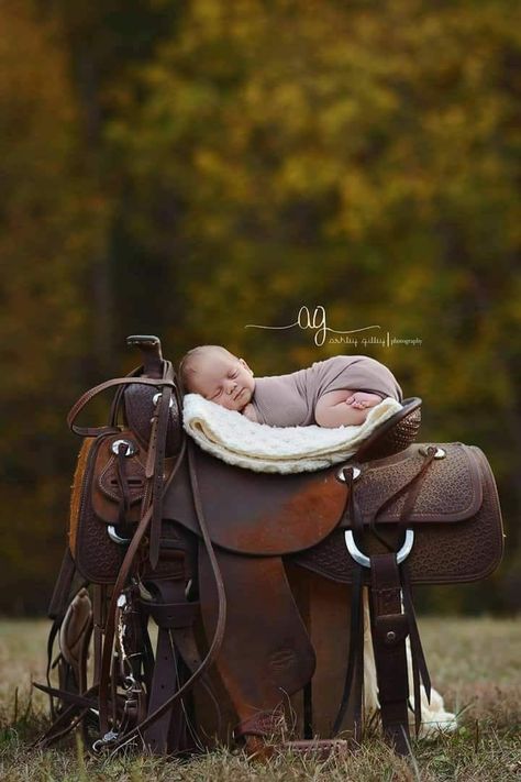 Country Baby Pictures, Baby Boy Photo Shoot Ideas, Newborn Cowboy, Baby Boy Newborn Pictures, Boy Photo Shoot, Cowboy Baby, Baby Photoshoot Boy, Photo Shoot Ideas, Western Babies