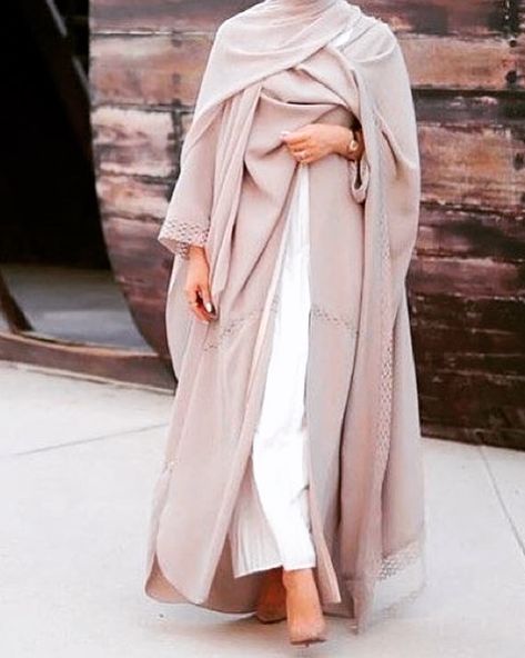 Cream Abaya, Muslim Dresses, Hijab Fashionista, Muslimah Dress, Mode Abaya, Hijabi Style, Abaya Designs, Muslim Fashion Outfits, Muslimah Fashion Outfits