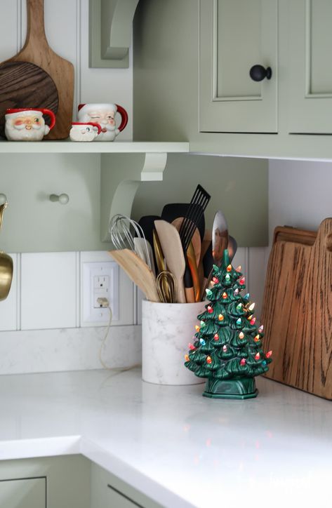 Mud Room Christmas Decor Ideas, Traditional Vintage Christmas Decor, Grandmellinial Christmas, Nostalgic Christmas Decor, Christmas Decor In Kitchen, Christmas Decor Styles, Bulters Pantry, Christmas Decorations Kitchen, Christmas Decor 2023