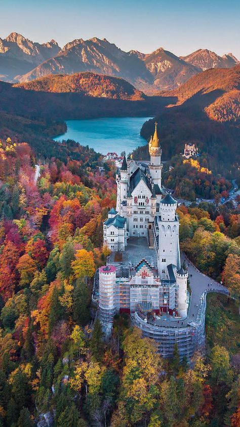 Germany Castles, Neuschwanstein Castle, Autumn Scenes, Beautiful Castles, A Castle, Palawan, Places Around The World, Wonderful Places, Beautiful Landscapes