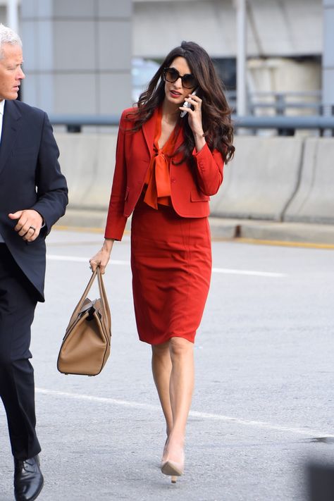 Amal Clooney has the best collection of work bags. Find out which brands are on her must-have list and shop them here. Power Dressing Women, Amal Alamuddin Style, Designer Work Bag, Post Baby Fashion, Look Working Girl, Women Ceo, Woman Suit, Plain Red, Amal Clooney