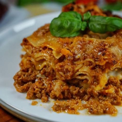 Lasagne al Forno selber machen - klassisches Rezept Lasange Recipe, European Recipes, Gnocchi, Lasagna, Pasta Recipes, Food And Drink, Pasta, Meat, Chicken