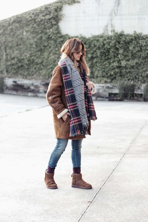 Bringing back Ugg Boots: a 2019 inspo album : femalefashionadvice Bear Paw Shorty Boot Outfit, Ankle Ugg Boots Outfit, Mini Ugg Outfit Ideas, Shearling Boots Outfit, Bearpaw Boots Outfit, Outfit Ugg Mini, Mini Ugg Boots Outfit, Ugg Boots Style, Ugg Mini Outfit