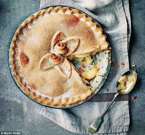 Paul's classic bakes: Apple pie | Daily Mail Online Paul Hollywood Bread Recipes, Paul Hollywood Bread, Traditional Apple Pie Recipe, Apple Loaf Cake, Baking Conversion Chart, Traditional Apple Pie, Baking Conversions, Uk Recipes, Paul Hollywood