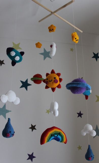 Mobile for the baby's room with a mash-up of three different patterns! Sun, planets, rainbow, rockets and raindrops… Crochet Baby Mobiles, Crochet Mobile, Space Baby, Crochet Baby Toys, Handmade Fair, Haken Baby, Baby's Room, Baby Crafts, Crochet Home