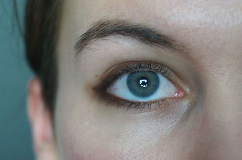 Subtle Cateye Eyeliner, Smudged Brown Eyeliner Natural, Just Eyeliner Look, Brown Vs Black Eyeliner, How To Wear Eyeliner, Eyeliner Smudge, Bottom Eyeliner, Cat Eye Eyeliner, Steady Hands