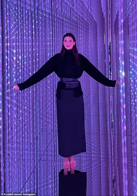 Kendall Jenner frolics around psychedelic Tokyo art museum in snaps caught by BFF Hailey Bieber | Daily Mail Online Tokyo Outfits, Tokyo Photos, Japan Outfits, Museum Outfit, Tokyo Museum, Justine Skye, Tokyo Art, Kendall Style, Tokyo Street Style