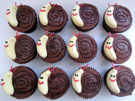 Snail cupcakes w/ banana Snail Party Decorations, Snail Cupcakes, Bugsnax Birthday, Snail Party, Snail Cake, Monster Snacks, Pull Apart Cake, Garden Cake, Rainbow Food