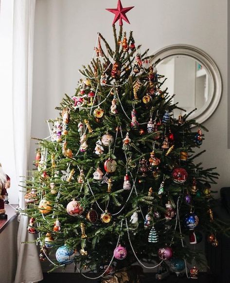 Space Christmas, Christmas Tree Decorated, Retro Christmas Tree, Christmas Tree Inspiration, Christmas Interiors, 12 December, Christmas Inspo, Victorian Christmas, Vintage Christmas Tree