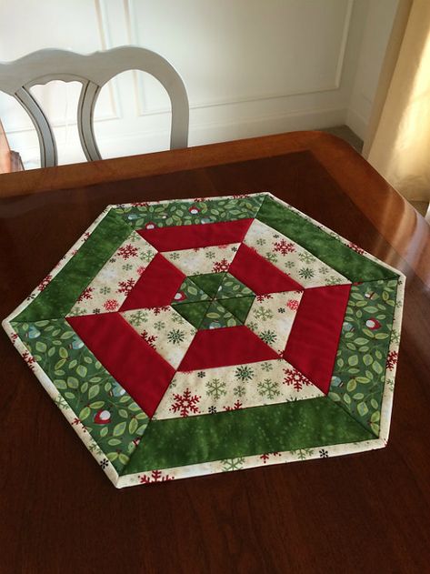 Corn Table, Christmas Table Runner Pattern, Christmas Table Decorations Diy, Hexagon Table, Quilted Table Runners Christmas, Diy Christmas Table, Quilting Digest, Christmas Table Toppers, Table Topper Patterns