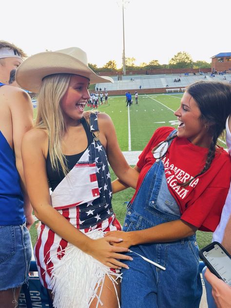 American Out Football Outfit, America Themed Football Game Outfit, Usa Out Football Game, Usa Fnl Theme, 4th Of July Pictures With Friends, Usa Day Spirit Week Outfit, Usa Theme Outfit Football Games, 4th Of July Picture Ideas, Usa Football Theme Outfit