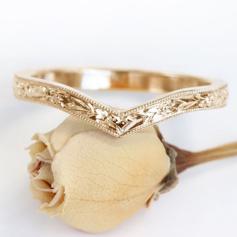 This pretty 18ct rose gold wishbone wedding ring is adorned with a detailed hand engraved orange blossom pattern around the band. The floral design is bordered with a milgrain edging. The 2mm wide x 1.5mm deep wedding band is handmade to order in Lilia's Cornish studio, from ethically sourced solid rose gold Wishbone rings look great on their own or in a ring stack - chevron dip can accommodate our solitaire and trilogy engagement rings (especially the rings with a milgrain setting). Get the per Floral Wedding Bands, Ethical Wedding, Trilogy Engagement Ring, Simple Wedding Bands, Stacked Wedding Bands, Wedding Band Engraving, Engraved Wedding Rings, Plus Size Rings, Cute Engagement Rings