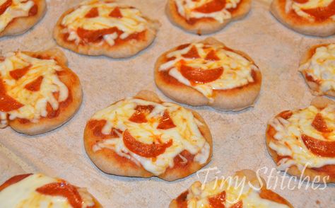 personal pumpkin pizzas Personal Pizza Recipe, Halloween Food Hacks, Personal Pizzas, Pizzas Recipe, Pumpkin Pizza, Pumpkin Birthday Parties, Sense Of Taste, Grandmothers Kitchen, Personal Pizza