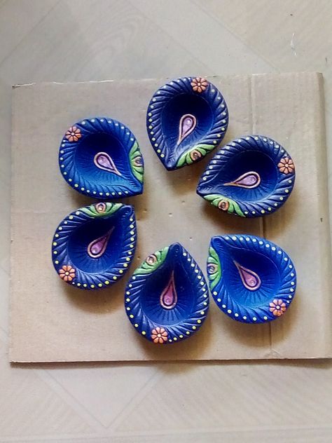 Diyas Painting, Diya Decoration Ideas Creative, Navratri Set, Painted Diya, Clay Lamps, Mosaic Workshop, Clay Diya, Diwali Lamp, Diwali Painting