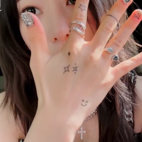 Sakura Le Sserafim, Sakura Miyawaki, Ice Queen, Kpop Fanart, Hand Tattoos, Ear Piercings, Tatting, Piercings, Fan Art