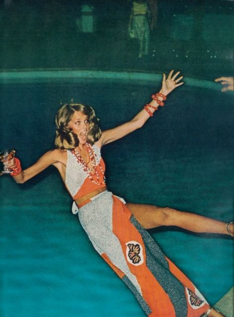 It's always a good time to jump into the pool with your clothes on! Brigitte Nielsen, 60s Aesthetic, 70s Women, Lauren Hutton, 70s Aesthetic, 70s Inspired Fashion, Helmut Newton, 70’s Fashion, Slim Aarons