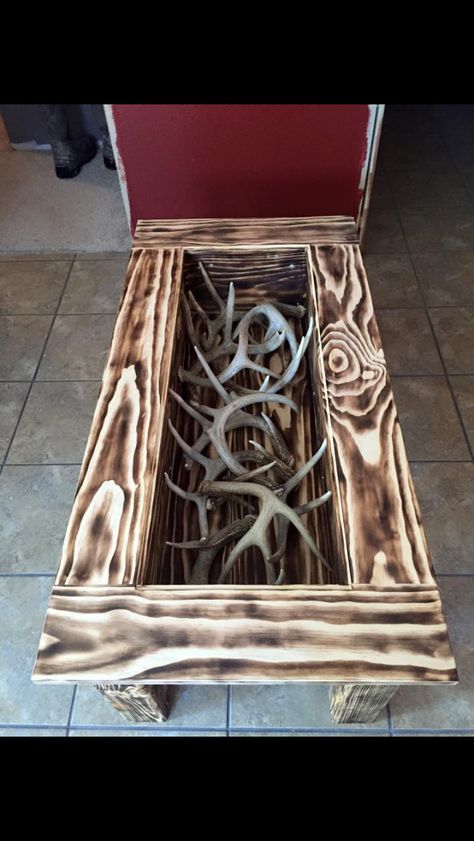 Antler table Deer Antler Coffee Table, Things To Do With Deer Antlers Diy, Antler Coffee Table, Diy Antler Projects, Table Diy Wood, Deer Antlers Diy, Deer Craft, Antler Furniture, Outdoorsy Decor