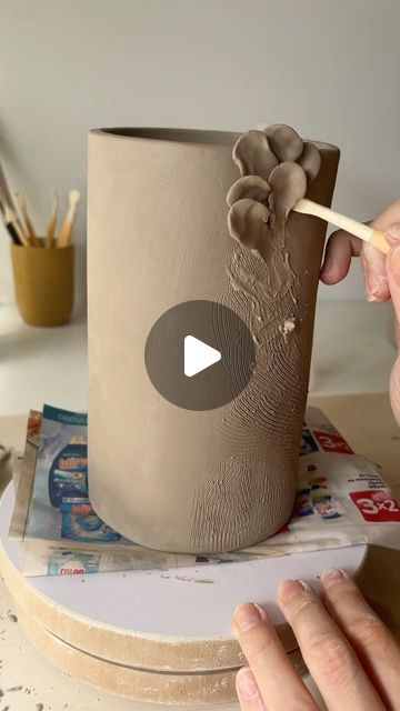 Clay Pot Design Ideas, Pottery Vase Ideas Design, Pottery Flower Vases Handmade, Pottery Decorating Ideas Ceramic Art, Textured Ceramic Vase, Ceramics Flower Vase, Ceramic Pots Ideas, Slab Vase Ideas, Clay Vases Ideas