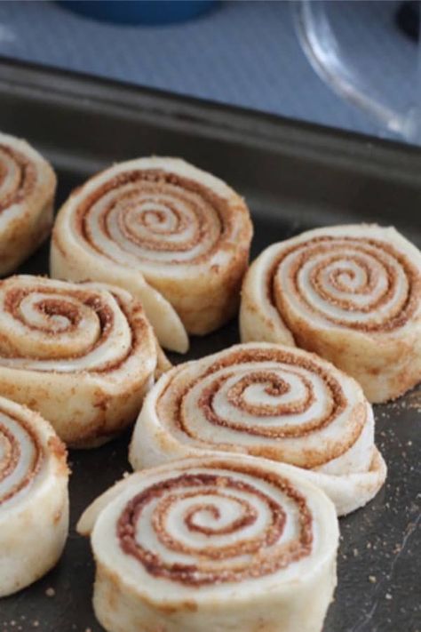 Check out these super tasty and easy homemade cinnamon roll recipe ideas! Strawberry Cinnamon Rolls, Cinnamon Roll French Toast, Cinnamon Roll Casserole, Cinnamon Roll Recipe Homemade, Cinnamon Roll Cake, Cinnamon Rolls Homemade, French Toast Casserole, Cinnamon Rolls Recipe, Breakfast Cake